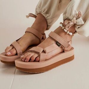 Teva Flatform Sandal
Size 9